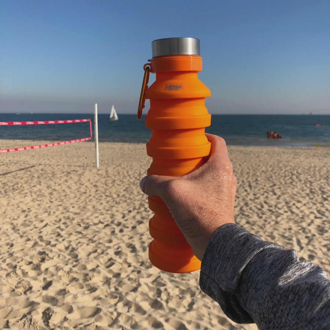 video of expanding and collapsible silicone drink bottles kitmaii